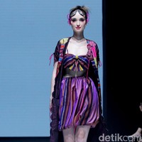 Desainer Sherlyta menampilkan koleksi terbarunya yang mengangkat tenun datar Lombok untuk Cita Tenun Indonesia, dalam perhelatan JF3 Fashion Festival di La Piazza Fashion Teen, Kelapa Gading, Jakarta, Jumat [26/7/2024]. Foto: Mohammad Abduh/detikcom.