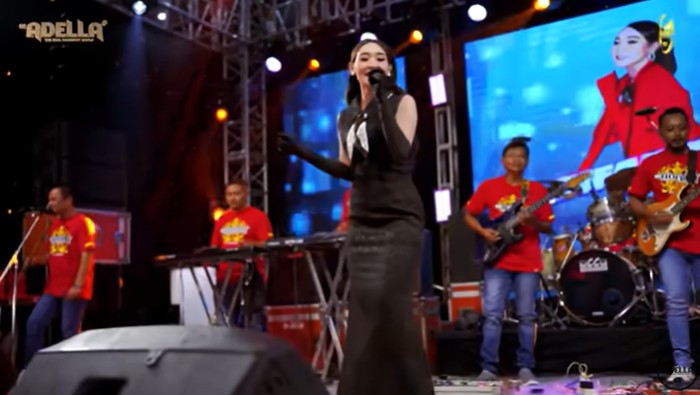 Difarina Indra Adella menyanyikan lagu Sigar.