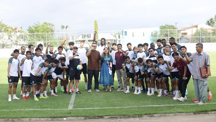 Duta Besar PBB untuk Indonesia, Gita Sabharwal mengunjungi latihan PSM Makassar di Stadion Kalegowa.