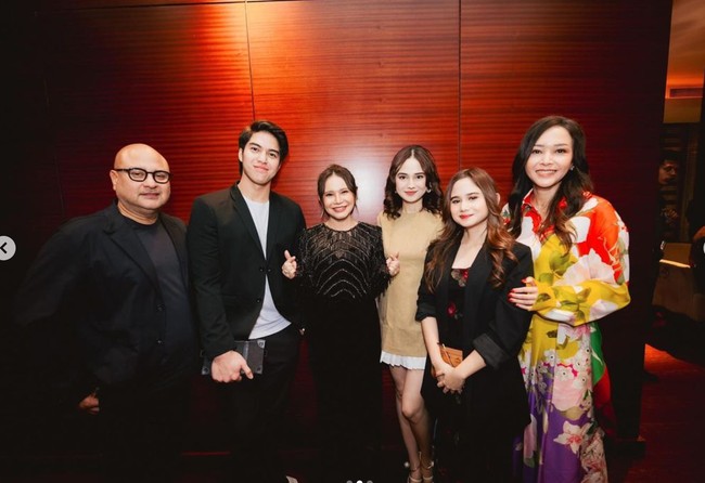 Kedekatan El dan Syifa memang tengah menjadi sorotan usai keduanya sempat terlihat bersama di acara pernikahan Aaliyah Massaid dan Thariq Halilintar. Kini seolah membenarkan gosip tersebut, keduanya kembali membagikan momen kebersamaan mereka di Instagram. Foto: Instagram/@elelrumi