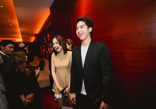 Di salah satu foto unggahan El di Instagram pribadinya juga terselip foto dirinya dan Syifa Hadju yang tengah bersama dan tertawa. Terlihat El mengenakan kaos putih dipadukan dengan setelan jas hitam, sementara Syifa mengenakan mini dress berwarna coklat. Foto: Instagram/@elelrumi