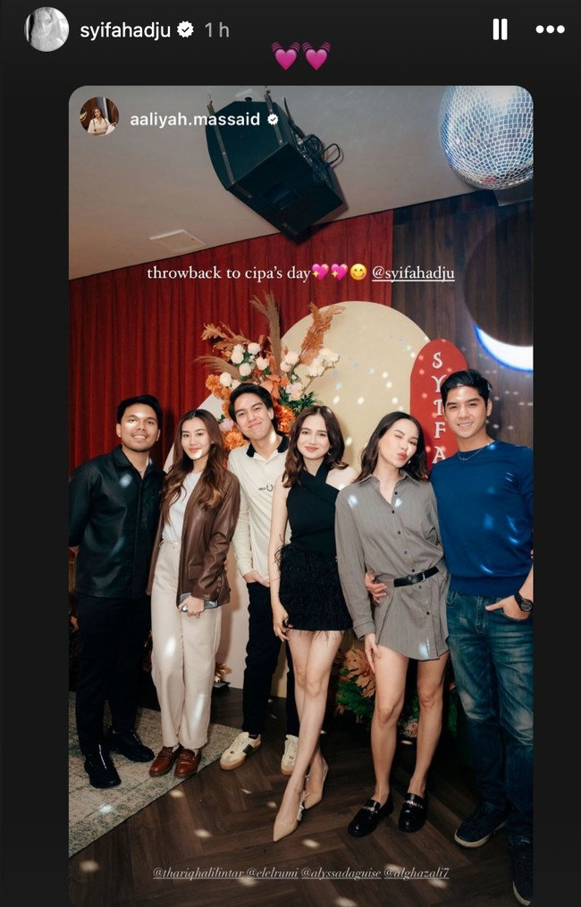Rupanya Syifa dan El sudah dekat sejak hari ulang tahun Syifa yang jatuh pada 13 Juli. Hal itu baru terungkap dari Instagram Story Aaliyah Massaid yang diunggah ulang oleh Syifa. Dalam foto terlihat Aaliyah dan suaminya, Thariq, Syifa Hadju dan El Rumi, serta Al Ghazali dan kekasihnya, Alyssa Daguise berpose bersama di perayaan ulang tahun Syifa Hadju. Foto: Instagram/@syifahadju