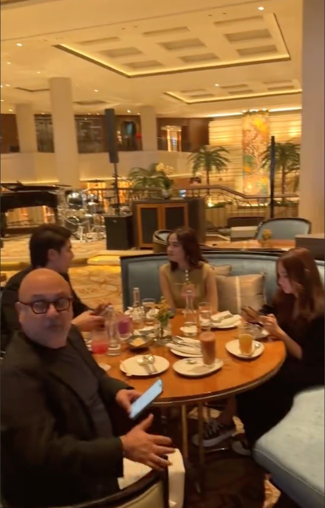 Terbaru Maia tampak membagikan sedikit cuplikan kebersamaan El dan Syifa. Terlihat El dan Syifa yang tengah makan bersama Maia Estianty dan Irwan Mussry. Foto: Instagram/@maiaestiantyreal