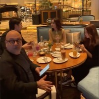 Terbaru Maia tampak membagikan sedikit cuplikan kebersamaan El dan Syifa. Terlihat El dan Syifa yang tengah makan bersama Maia Estianty dan Irwan Mussry. Foto: Instagram/@maiaestiantyreal