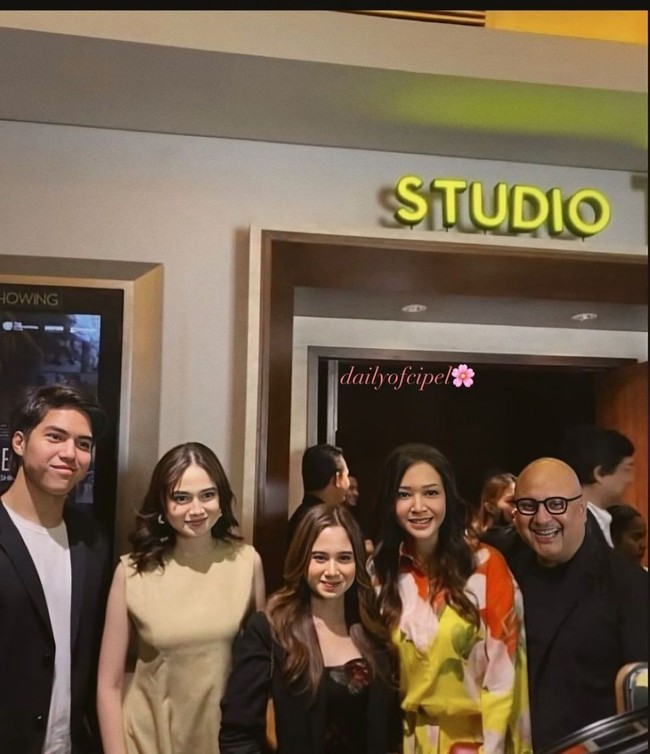 Tampaknya El juga sudah mengenalkan Syifa ke ibu serta ayah sambungnya, Maia dan Irwan Mussry. Bersama kekasih Dul, Tissa Biani, kelimanya tampak berpose bersama. Foto: Instagram/@dailyofcipel