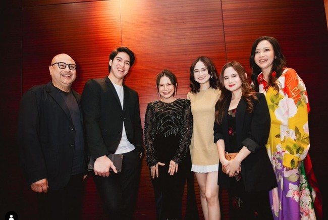 Baru-baru ini Syifa dan El Rumi tampak menghadiri acara yang sama. Keduanya pun memamerkan kedekatan mereka saat berada di sana. Last night was funCongrats buat teh @itsrossa910 buat film dokumenter 25 tahunnya!! Also big congrats for @irwanmussry & @time.international family!! tulis El dalam unggahannya. Foto: Instagram/@elelrumi