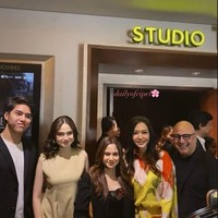 Tampaknya El juga sudah mengenalkan Syifa ke ibu serta ayah sambungnya, Maia dan Irwan Mussry. Bersama kekasih Dul, Tissa Biani, kelimanya tampak berpose bersama. Foto: Instagram/@dailyofcipel