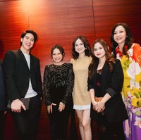 Baru-baru ini Syifa dan El Rumi tampak menghadiri acara yang sama. Keduanya pun memamerkan kedekatan mereka saat berada di sana. Last night was funCongrats buat teh @itsrossa910 buat film dokumenter 25 tahunnya!! Also big congrats for @irwanmussry & @time.international family!! tulis El dalam unggahannya. Foto: Instagram/@elelrumi