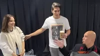Momen tersebut dibagikan oleh Ahmad Dhani lewat kanal YouTubenya. Terlihat El dan Syifa yang tengah membawa kopi, bersalaman dengan Ahmad Dhani. Foto: Instagram