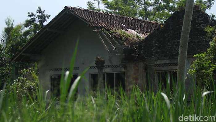 Penampakan kampung mati Bakalan, Cangkringan, Sleman yang luluh lantak terkena erupsi Merapi di tahun 2010, Selasa (30/7/2024).