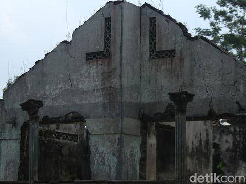 Penampakan kampung mati Bakalan, Cangkringan, Sleman yang luluh lantak terkena erupsi Merapi di tahun 2010, Selasa (30/7/2024).