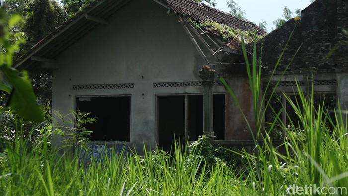 Penampakan kampung mati Bakalan, Cangkringan, Sleman yang luluh lantak terkena erupsi Merapi di tahun 2010, Selasa (30/7/2024).