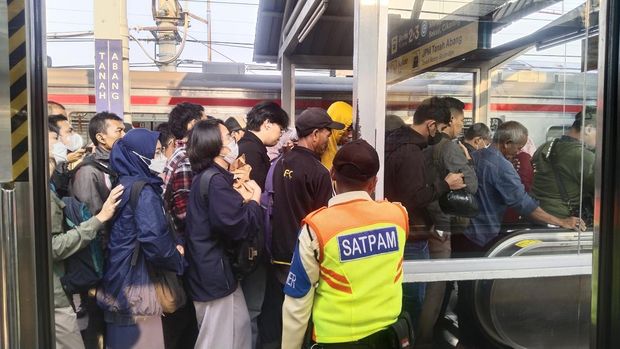 Eskalator peron 5-6 Stasiun Tanah Abang
