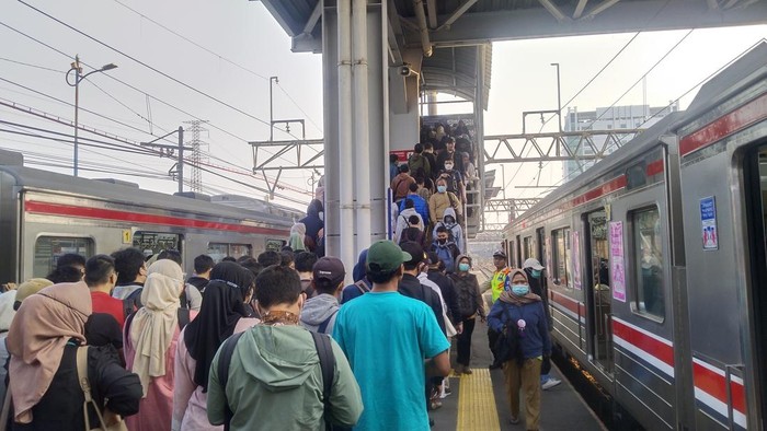 Eskalator peron 5-6 Stasiun Tanah Abang