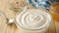Yogurt plain atau tanpa rasa juga tergolong mudah didapatkan di sini. Kamu bisa menjadikannya camilan sehat agar panjang umur. Yogurt tinggi protein, kalsium, dan magnesium. Di dalamnya juga terkandung asam gamma-aminobutirat (GABA) yang dapat menurunkan stress. Foto: Getty Images/Kristina Maksymova