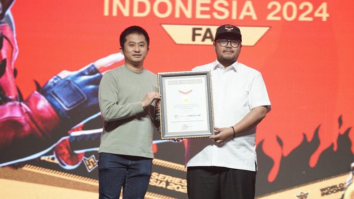 Kemeriahan FFWS ID 2024 Fall yang dihadirkan Garena Indonesia, sukses menghantarkan mereka meraih penghargaan Museum Rekor Dunia Indonesia (MURI), sebagai Kompetisi Esports secara Hybrid oleh Peserta Terbanyak.