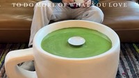 Selain secangkir kopi, Kamber juga membuat kreasi meja berbentuk secangkir matcha latte. Ia membuat warna matcha itu sama persis. Siapa yang menyangka kalau itu hanyalah furnitur saja. Foto: Instagram @kamberlandcreations