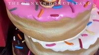 Setelah kreasi sereal, Kamber juga membuat menja berbentuk tumpukkan donat. Detail yang Kamber tambahkan pada mejanya itu benar-benar mirip asli, warna glazed hingga donatnya juga persis. Foto: Instagram @kamberlandcreations