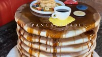 Kreasinya mulai mengarah ke bentuk makanan. Ia terlihat  membuat kreasi meja berbentuk pancake. Tampilannya mirip sekali asli dengan lelehan sirup maple. Foto: Instagram @kamberlandcreations