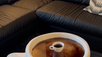 Awalnya Kamber Carol membuat meja berbentuk secangkir kopi. Kreasinya langsung viral dan membuatnya memiliki ide untuk membuat kreasi meja lainnya. Foto: Instagram @kamberlandcreations