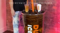 Tak berhenti di sana, tapi Kamber juga mencoba membuat segelas es kopi dari merek Dunkin. Ia membuatnya semirip mungkin, bahkan dilengkapi dengan sedotan dan namanya. Foto: Instagram @kamberlandcreations