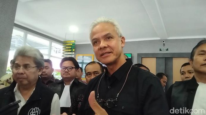 Ganjar Pranowo saat memberikan keterangan kepada wartawan usai mengikuti sidang.