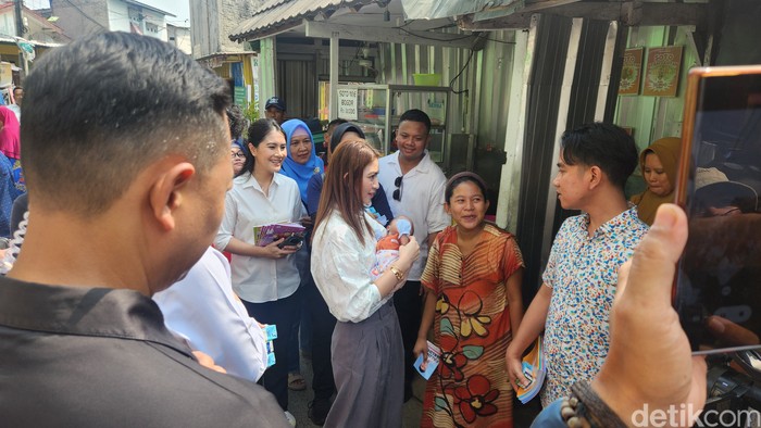 Gibran Rakabuming blusukan di Tangerang, ditemani Selvi dan politikus PSI. (Adrial Akbar/detikcom)