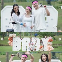 Unik, Gritte Agatha memilih tema olahraga tenis untuk acara gender reveal anak pertamanya dengan Arif Hidayat. Digelar outdoor, Gritte dan para tamu tampil bergaya sporty mengenakan pakaian olahraga berwarna putih. Diketahui anak pertama Gritte dan Arif lahir pada 22 Desember 2024. Foto: Instagram/@gritteagathaa