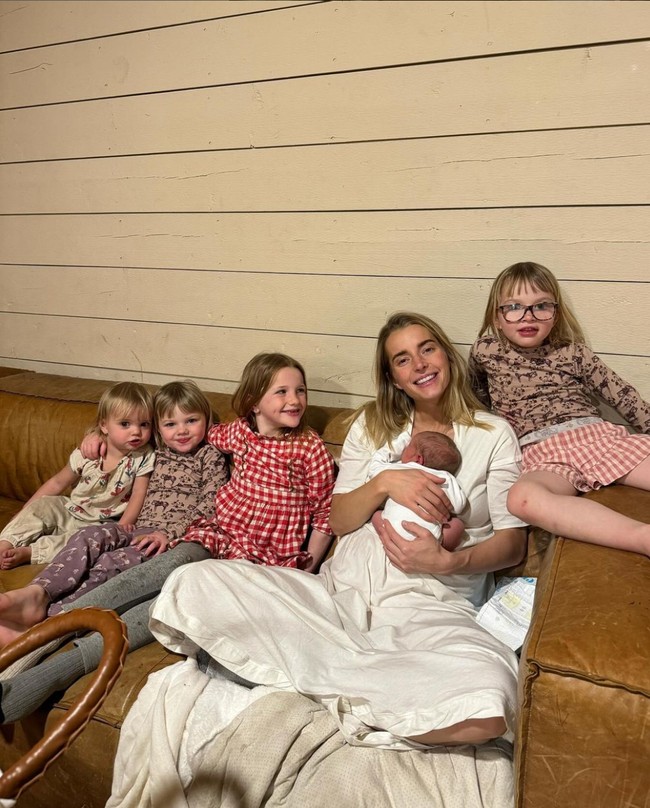 Hannah menamai dirinya di media sosial sebagai Ballerina Farm, yang mengacu pada latar belakangnya sebagai penari ballet profesional sebelum menikah. Dia pernah belajar seni tari klasik di sekolah prestisius Juilliard School di New York City. Foto: Instagram/@ballerinafarm