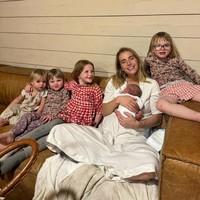 Hannah menamai dirinya di media sosial sebagai Ballerina Farm, yang mengacu pada latar belakangnya sebagai penari ballet profesional sebelum menikah. Dia pernah belajar seni tari klasik di sekolah prestisius Juilliard School di New York City. Foto: Instagram/@ballerinafarm