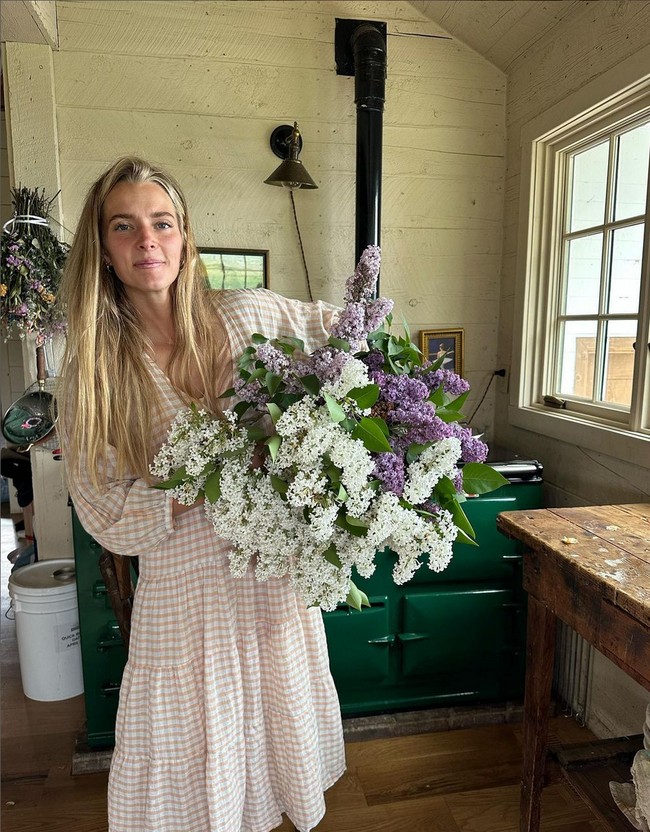 Kisah Hannah kerap menuai kontroversi. Istilah trad wife memicu pro dan kontra karena dikaitkan dengan kelompok sayap kanan yang cenderung konservatif, terutama di AS. Foto: Instagram/@ballerinafarm