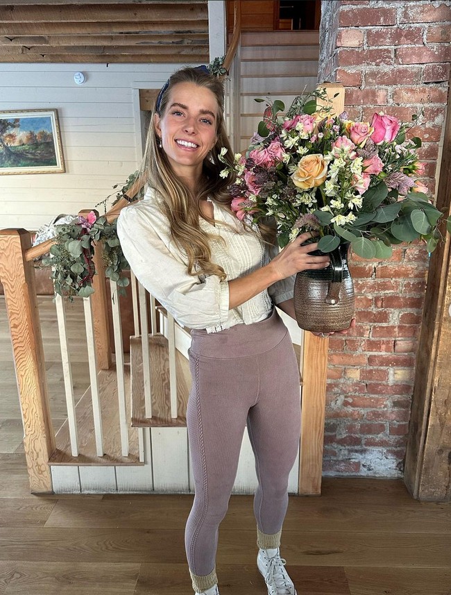 Hannah sangat mahir mengerjakan berbagai tugas rumah tangga, termasuk memerah susu sapi, membuat roti dari nol, memelihara hewan ternak hingga menanam bahan-bahan makanan sendiri. Foto: Instagram/@ballerinafarm