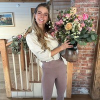 Hannah sangat mahir mengerjakan berbagai tugas rumah tangga, termasuk memerah susu sapi, membuat roti dari nol, memelihara hewan ternak hingga menanam bahan-bahan makanan sendiri. Foto: Instagram/@ballerinafarm