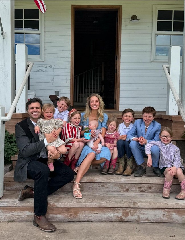 Wanita 34 tahun ini berbagi kegiatannya sehari-hari sebagai trad wife kepada 9,3 juta followers-nya di Instagram. Dia juga memiliki 8,7 juta followers di TikTok. Foto: Instagram/@ballerinafarm