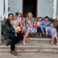 Wanita 34 tahun ini berbagi kegiatannya sehari-hari sebagai trad wife kepada 9,3 juta followers-nya di Instagram. Dia juga memiliki 8,7 juta followers di TikTok. Foto: Instagram/@ballerinafarm