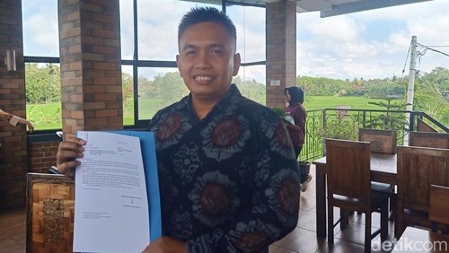 I Gede Ngurah Patriana Krisna (Ipat) menunjukan surat pengunduran diri dari jabatan Wakil Bupati Jembrana, Selasa (30/7/2024). (Foto:I Putu Adi Budiastrawan/detikBali)