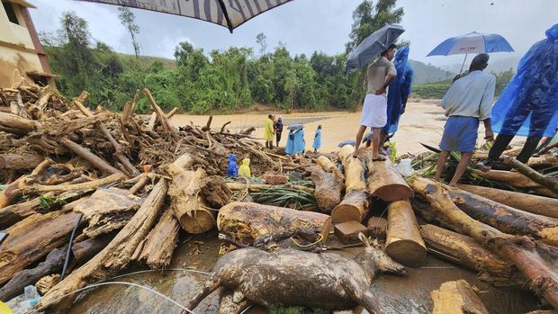 Tim penyelamat melakukan evakuasi korban longsor di perbukitan, di Wayanad, di negara bagian selatan Kerala, India, Selasa (30/7/2024). (AP Photo)