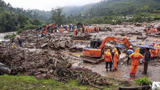 Tim penyelamat melakukan evakuasi korban longsor di perbukitan, di Wayanad, di negara bagian selatan Kerala, India, Selasa (30/7/2024). (AP Photo)
