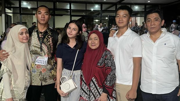 Sandy Arifin mendampingi Isra Mashel di Semarang menjelang berangkat ke Magelang.