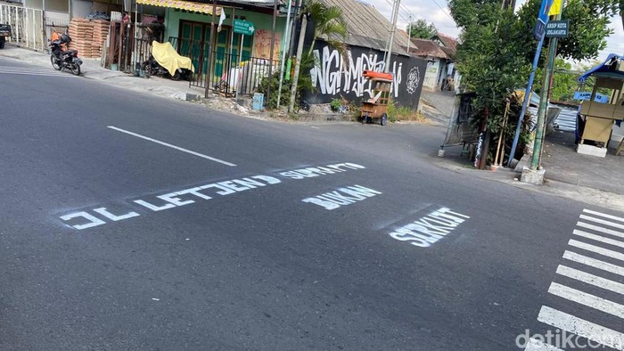 Penampakan tulisan protes warga di Jalan Letjen Suprapto, Ngampilan, Kota Jogja, Selasa (30/7/2024).