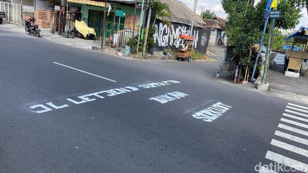 Penampakan tulisan protes warga di Jalan Letjen Suprapto, Ngampilan, Kota Jogja, Selasa (30/7/2024).