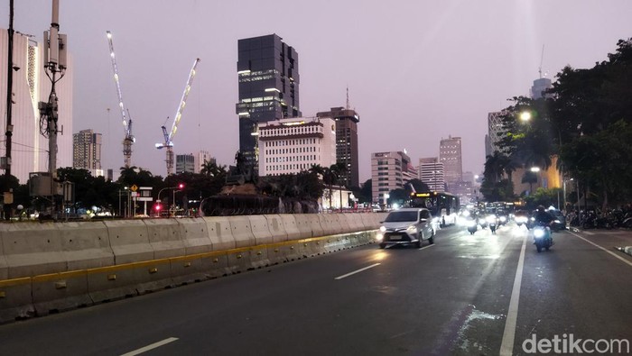 Jalan Merdeka Barat kembali dibuka, lalu lintas normal.