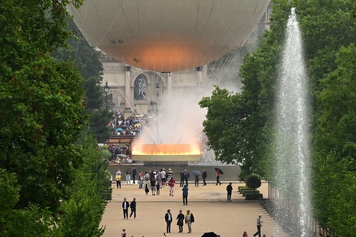 Paris 2024 Olympics - Paris, France - July 27, 2024.  A general view of the balloon and Olympic cauldron in Jardin des Tuileries. REUTERS/Angelika Warmuth
