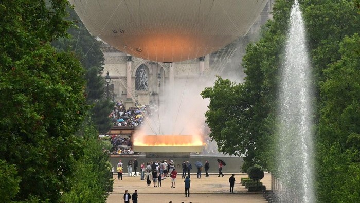 Paris 2024 Olympics - Paris, France - July 27, 2024.  A general view of the balloon and Olympic cauldron in Jardin des Tuileries. REUTERS/Angelika Warmuth