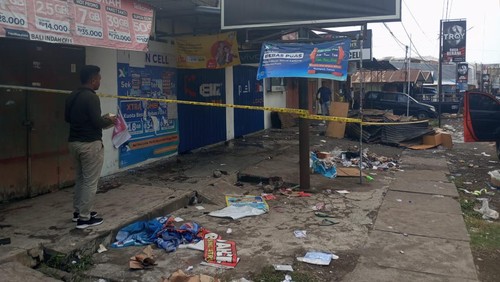 Kebakaran tiga ruko di Kabupaten Sikka, Nusa Tenggara Timur, Selasa (30/7/2024).