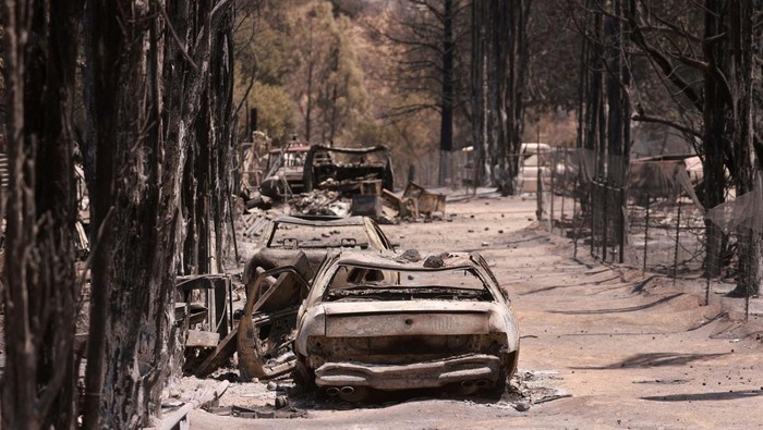 Kebakaran Hutan di California Meluas, Mobil-mobil Ini Jadi Korban Property and vehicles in Havilah are destroyed as the Borel Fire grows near Lake Isabella, California, U.S. July 29, 2024. REUTERS/David Swanson