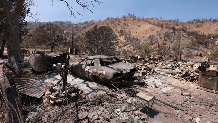 Kebakaran Hutan di California Meluas, Mobil-mobil Ini Jadi Korban Property and vehicles in Havilah are destroyed as the Borel Fire grows near Lake Isabella, California, U.S. July 29, 2024. REUTERS/David Swanson