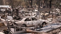Sebuah rumah dan kendaraan hancur di Havilah saat kebakaran hutan meluas di dekat Danau Isabella, California, AS, 29 Juli 2024.  