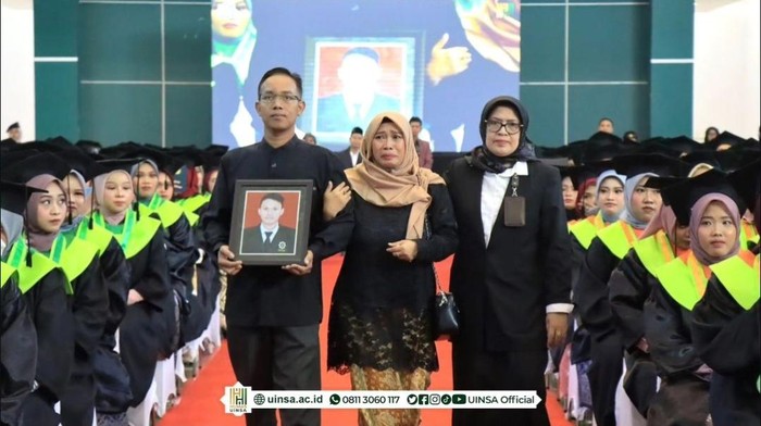 Keluarga gantikan wisuda Achmad Rofiuzein, korban tewas kecelakaan maut di Tol Boyolali.