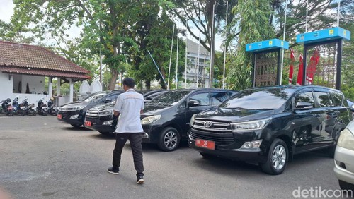 Sejumlah kendaraan dinas Pemerintah Provinsi Nusa Tenggara Barat (NTB) yang parkir di halaman Kantor Gubernur NTB, Selasa (30/7/2024).